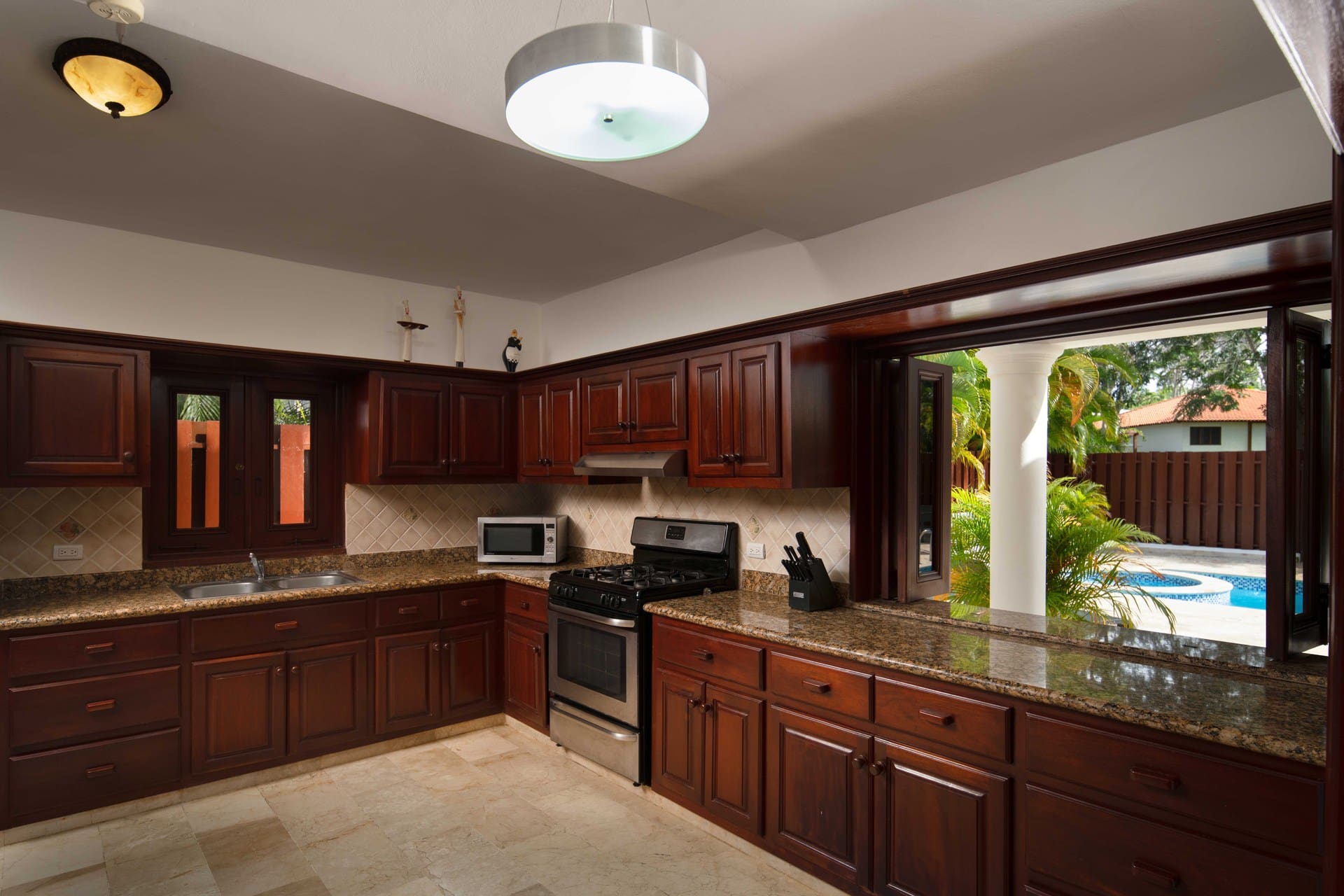 Classic 4 Bedroom Villa Flamboyan Kitchen