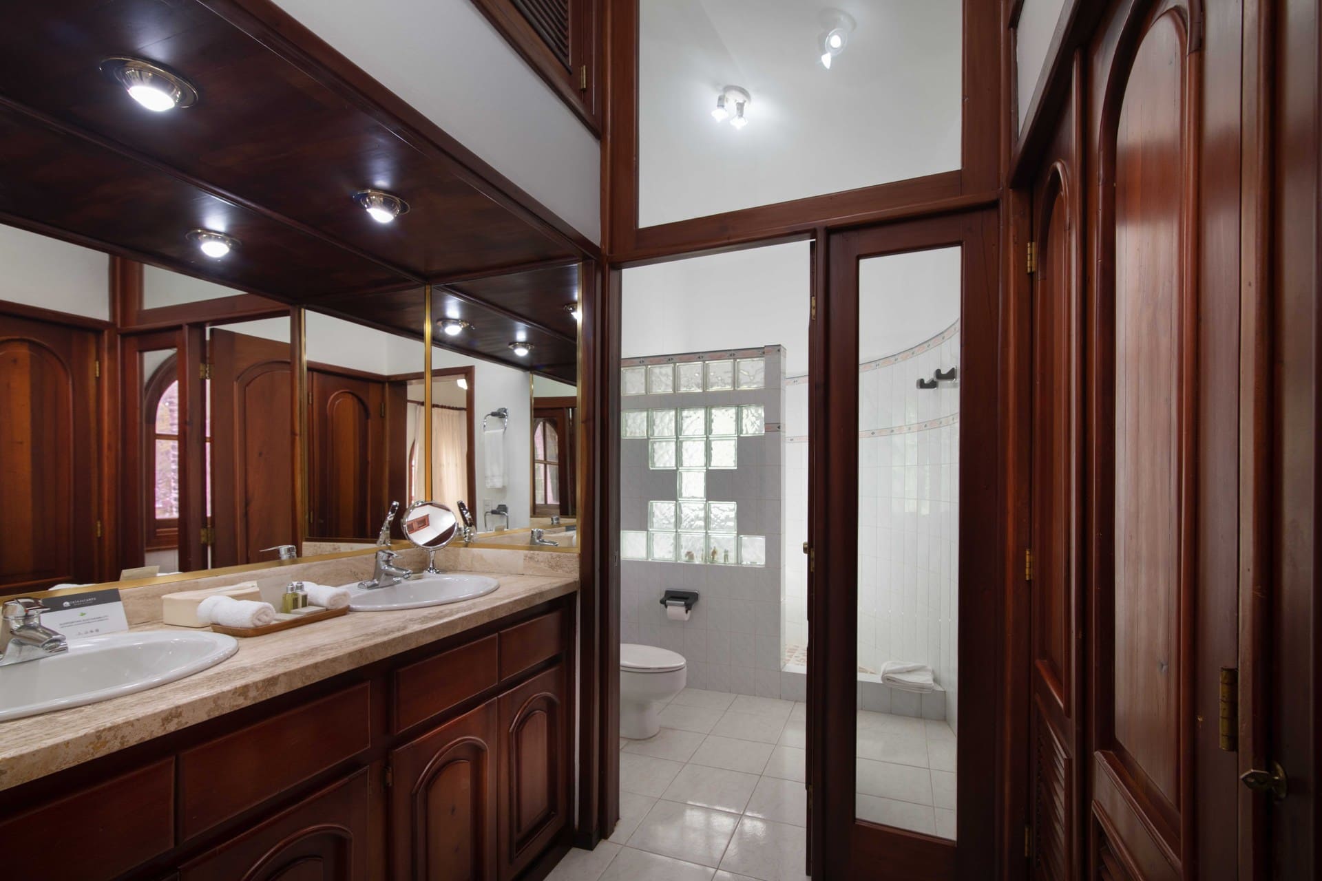 Classic 4 Bedroom Villa Alondra Bathroom